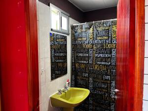 bagno con lavandino giallo e specchio di Altamare Villa Gesell a Villa Gesell Altre 11 foto