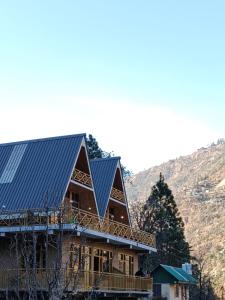 Cảnh núi rừng hoặc tầm nhìn ra núi từ chỗ nghỉ nhà dân
