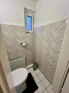 een kleine badkamer met een toilet en een raam bij Ferienwohnung auf dem Berg in Bad Bentheim +4 foto's