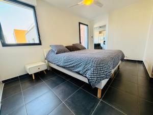 En eller flere senge i et værelse på T2 récent 45m2, Parking inclus, Clim