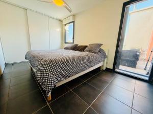 En eller flere senge i et værelse på T2 récent 45m2, Parking inclus, Clim