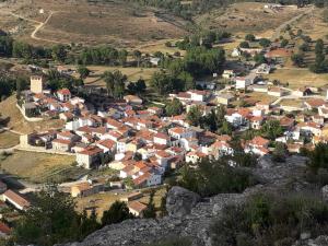 een luchtfoto van een dorp op een heuvel bij La Casita in Tejadillos +9 foto's