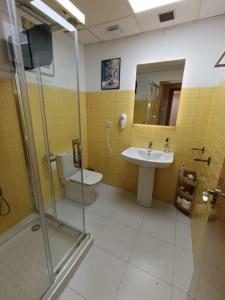 Et badeværelse på La Alameda Jardines del Prado -Amplio y con ascensor- + 32 billeder