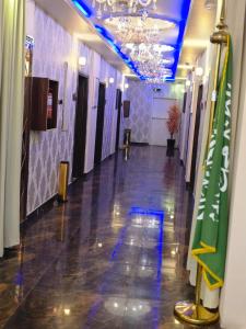 een gang van een gebouw met een groen bord op de vloer bij مرايا بارك in Al Mikhlaf