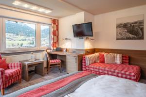 TV a/nebo společenská místnost v ubytování Wohlfühlhotel Berwanger Hof