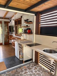 eine Küche mit Spüle und Arbeitsplatte in der Unterkunft La cabane in Le Vauclin + 14 Fotos