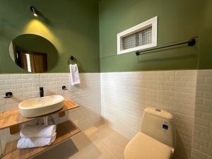 Et badeværelse på Hotel B&B Nativo Peñón + 13 billeder