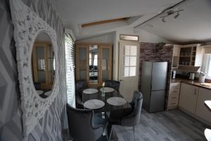 une cuisine avec une table, des chaises et un réfrigérateur dans l'établissement No16 Caravan, home from home, à Angus 3 autres photos