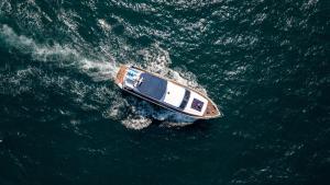 een uitzicht over een boot in het water bij Yacht Charter Pattaya Ocean Marina Resort in Na Jomtien