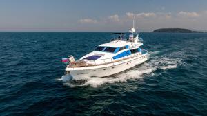 een witte boot in het midden van het water bij Yacht Charter Pattaya Ocean Marina Resort in Na Jomtien