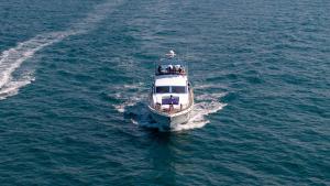 een boot in het midden van het water bij Yacht Charter Pattaya Ocean Marina Resort in Na Jomtien