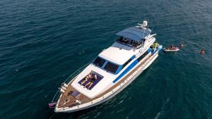een witte boot in het water met mensen erop bij Yacht Charter Pattaya Ocean Marina Resort in Na Jomtien