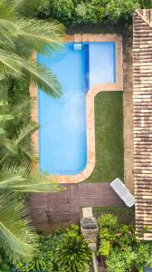 een bovenaanzicht van een zwembad in een tuin bij Casa Sapoti - 5 minutos a pé da praia in Praia do Forte