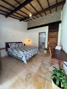 AcaraúCasa na lagoa的房间里有一张大床的卧室 更多36张照片