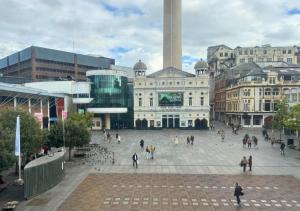 een groep mensen die rond een stadsplein lopen bij Williamson Suites - Apartment 1 in Liverpool