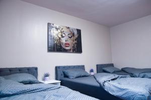 Giường trong phòng chung tại Sky Apartman