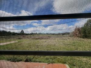 uitzicht op een veld vanuit een raam bij Casa de Campo in Minas