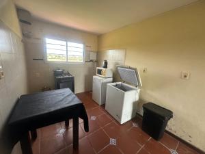 een kamer met een keuken met een wastafel en een tafel bij Casa de Campo in Minas +3 foto's