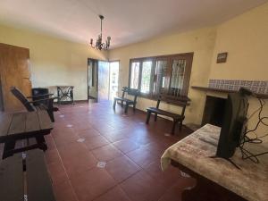 een woonkamer met een bank en een open haard bij Casa de Campo in Minas