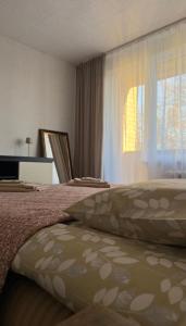 En eller flere senge i et værelse på Parko apartamentai Kretinga + 7 billeder