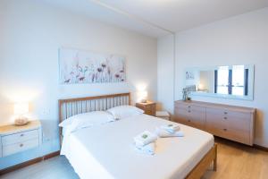 Giường trong phòng chung tại Lake View - Between Gardaland and Movieland