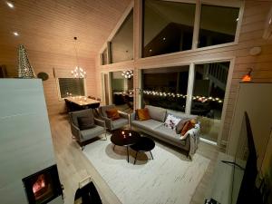 ein Wohnzimmer mit Sofa und Tisch in der Unterkunft Villa Iiris - Peaceful Lapland Villa Surrounded by Nature in Äkäslompolo