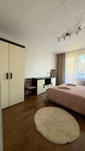 En eller flere senge i et værelse på Parko apartamentai Kretinga