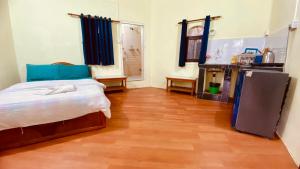 En eller flere senge i et værelse på Passion Nepal Eco Lodge