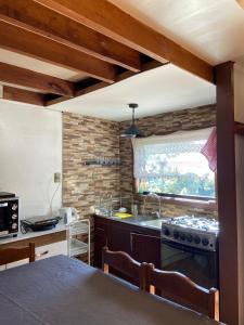 een keuken met een spoelbak en een fornuis bij Cabaña sector centro Villarrica in Villarrica