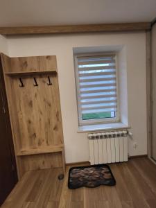 a room with a door and a window and a rug at Apartament Nowomiejski in Nowe Miasto Lubawskie +1 photo