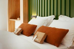 En eller flere senge i et værelse på Naatooh Guest Houses