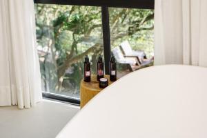 En eller flere senge i et værelse på Naatooh Guest Houses