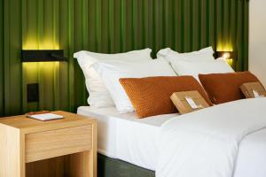 En eller flere senge i et værelse på Naatooh Guest Houses