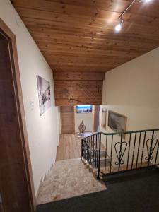 een trap in een huis met een houten plafond bij Berghaus Praxmarer in Längenfeld