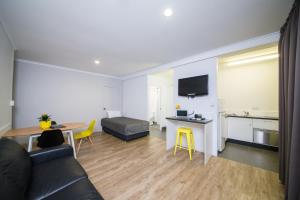 TV a/nebo společenská místnost v ubytování Glenmore Palms Motel