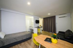 TV a/nebo společenská místnost v ubytování Glenmore Palms Motel
