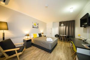 TV a/nebo společenská místnost v ubytování Glenmore Palms Motel
