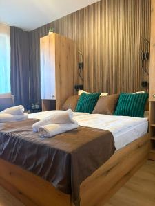 une chambre avec deux lits avec des serviettes dessus dans l'établissement Апартаменти Pamporovo Dream в Гранд Ризорт Пампорово, à Pamporovo