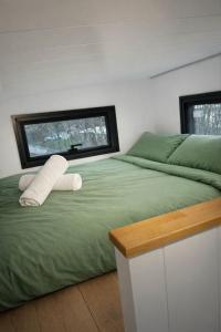 een slaapkamer met een bed met twee handdoeken erop bij Old Mill Tiny Homes in Kirk Leavington