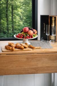 een tafel met een bord eten en een bord fruit bij Old Mill Tiny Homes in Kirk Leavington +9 foto's