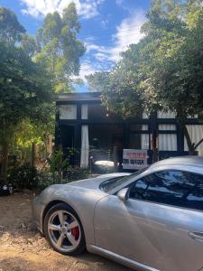 een zilveren auto geparkeerd voor een huis bij Monoambiente de playa in José Ignacio