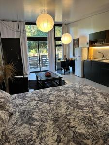 een keuken en een woonkamer met een groot bed bij Monoambiente de playa in José Ignacio