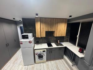 a kitchen with a washing machine and a microwave at TopApartment 1 in Sumy