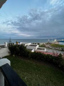 uitzicht op de oceaan vanaf een balkon bij CHY dreams in Cabo Negro