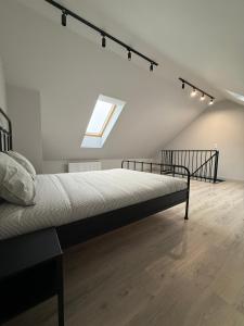 une chambre avec un lit dans une pièce avec une fenêtre dans l'établissement Property Apart - Work & Stay Suites, à Wrocław 21 autres photos
