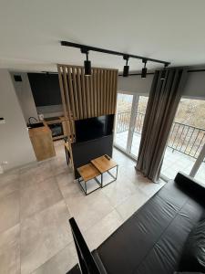 un salon avec un canapé et une table dans l'établissement Property Apart - Work & Stay Suites, à Wrocław