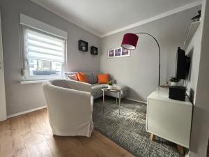 un salon avec un canapé et une table dans l'établissement "Haus Bella", à Cochem