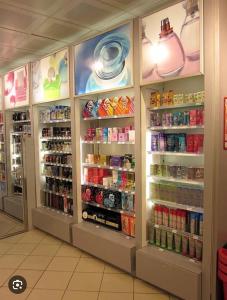 een winkelgang met een koelkast vol met allerlei drankjes bij CHY dreams in Cabo Negro