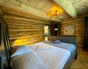 een slaapkamer met een bed in een houten wand bij Amber Hills Romania in Braşov