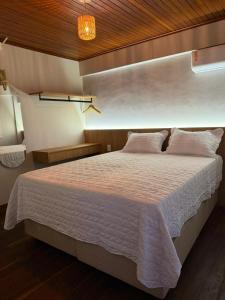 En eller flere senge i et værelse på Bangalo beira-mar Praia do Frances + 18 billeder